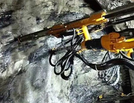 鑿巖臺(tái)車維修保養(yǎng)