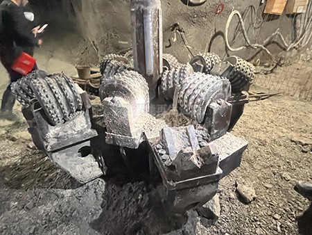 反井鉆機廠家準(zhǔn)備更換新滾刀